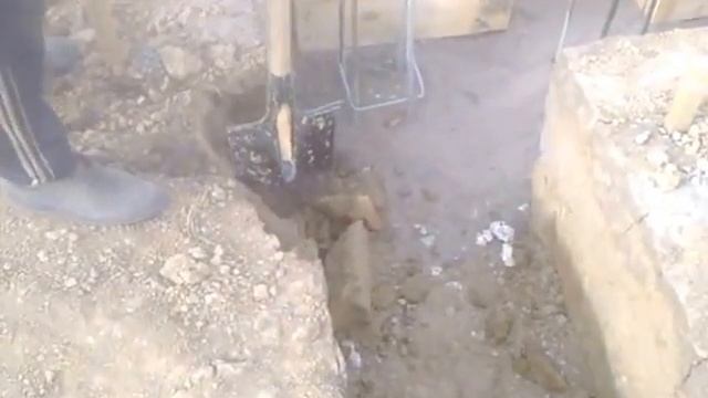 Дом из газобетона. День 06 Залили сваии, ставим опалубку под фундамент. Засыпали песчаную подушку. смотреть онлайн