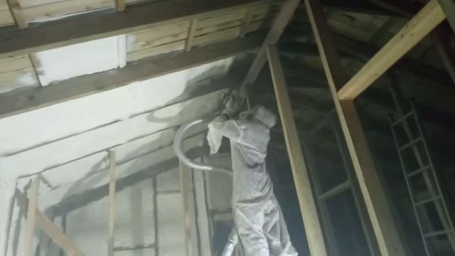 Как наносят пену (ППУ). Для тех кто ещё сомневается чем утеплять.