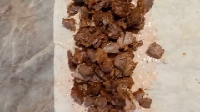 Лаваш з мясом свинина нарезанные кусочки лаваш намазать соусом сверху мясо по сипать сыром смотреть онлайн