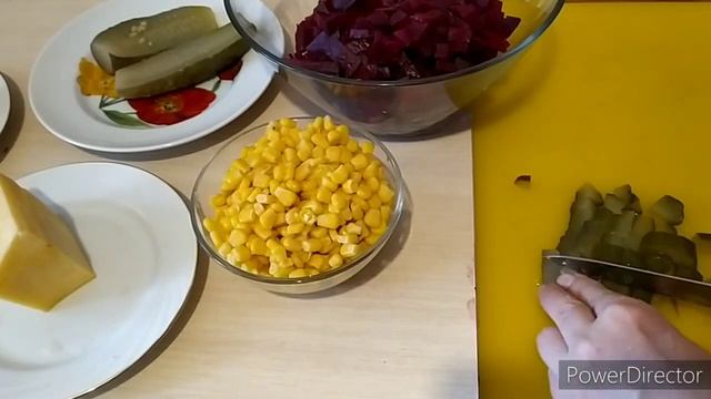 Салат Простушка со свеклой, кукурузой и маринованным огурцом смотреть онлайн