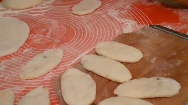 бабуля готовит с внучатами?Пирожки с картошкой и с капустой? смотреть онлайн