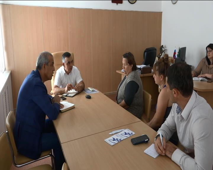 Прием граждан провели депутат Госсовета-Хасэ РА М. Кагазежев и глава района Р.Аутлев смотреть онлайн