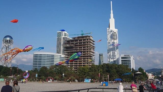 Фестиваль воздушных змеев в день открытия летнего туристического сезона 2022. Батуми. смотреть онлайн