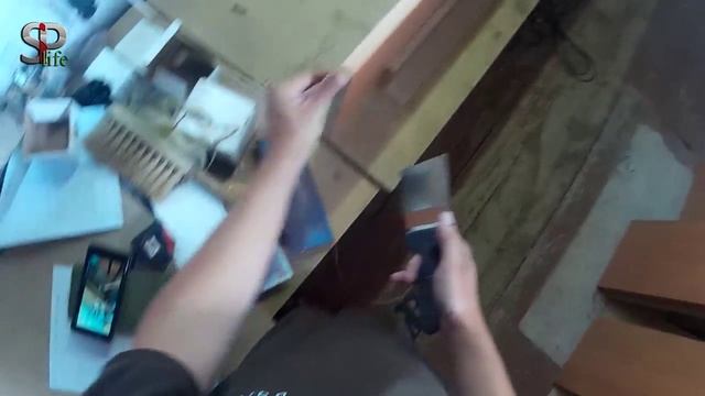 Обрезка свесов кромки на ДСП строительным шпателем. смотреть онлайн