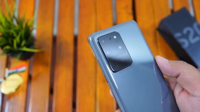Samsung Galaxy S20 Ultra Unboxing & First Look - Packs Everything!!! Indian Variant??? смотреть онлайн