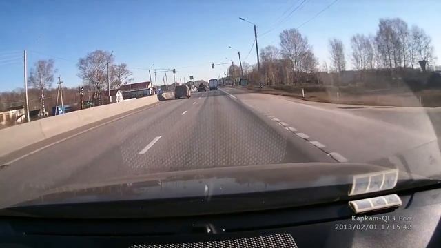 Женщина чудом уцелела на трассе М7 смотреть онлайн