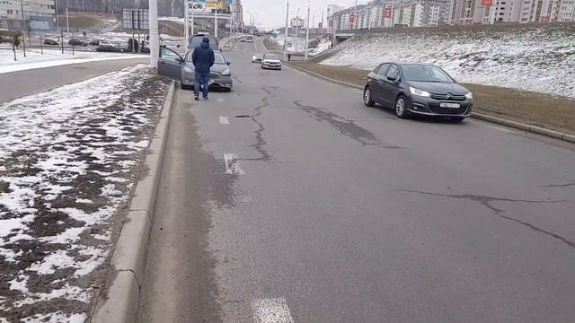 Девушка врезалась в автобус!! смотреть онлайн