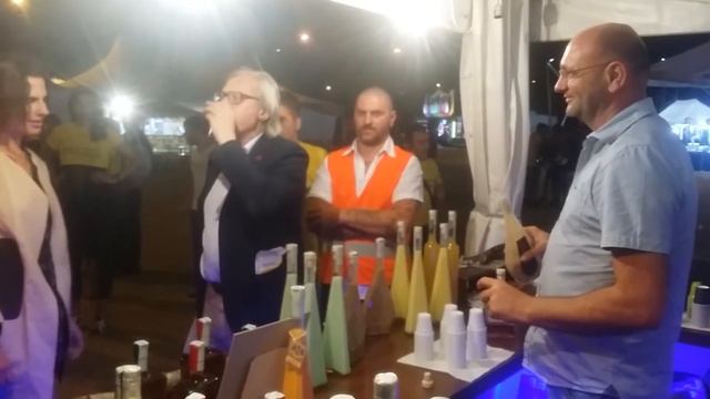 Vittorio Sgarbi al liquorificio Malloggi смотреть онлайн