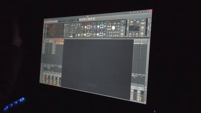 Bitwig's Phase 4 Synth on a 27" Touch Monitor смотреть онлайн