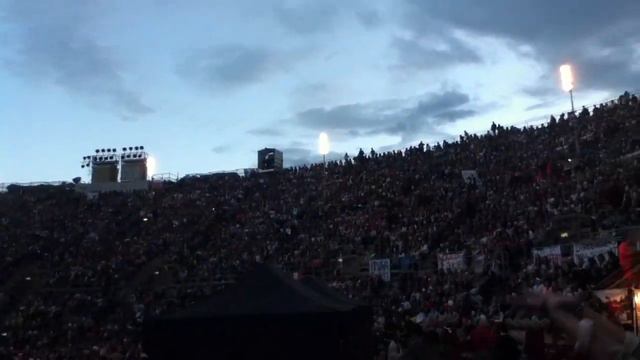 One Direction - Fans making waves before the concert - Verona 19/05/13 смотреть онлайн