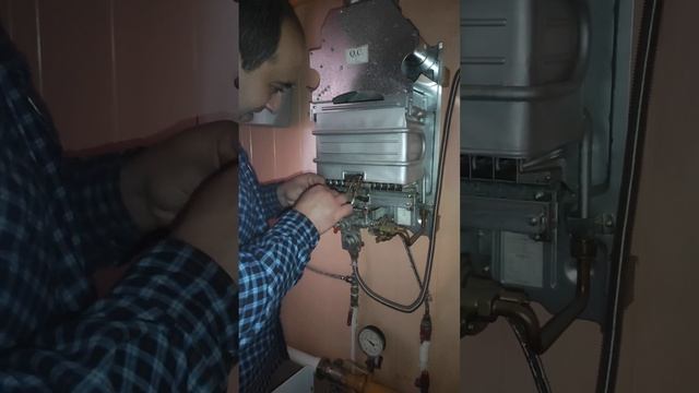 одна из причин почему не держит свечу Чистим датчик пламя на колонку innovita смотреть онлайн