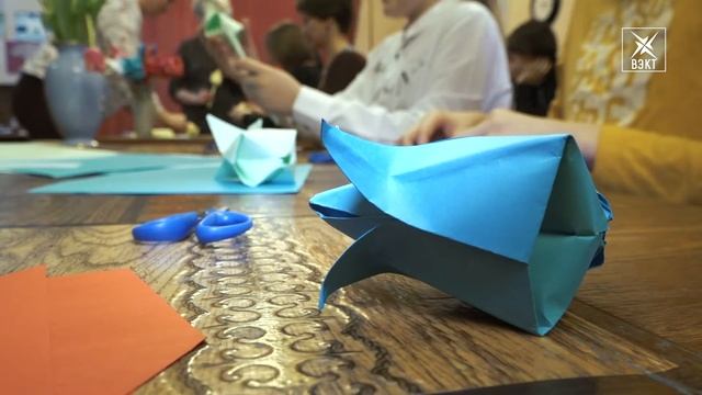 Тюльпаны сделаны с особой любовью. Дети готовят мамам трогательный сюрприз смотреть онлайн