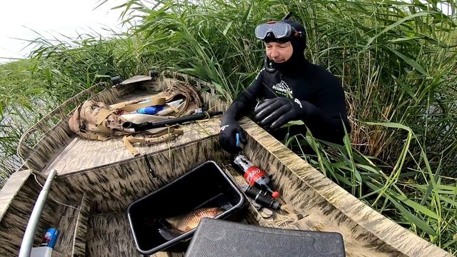 Попал на ход сазана ЁКЛМН! Подводная охота на сазана в Сибири Рыбалка на сазана 2021 Рыбалка 2021 смотреть онлайн