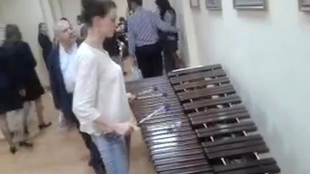 Девушка играет на металлофоне.2015 05 24 15 16 00.В РАМ им.Гнесиных! Записал Григорий Александров.