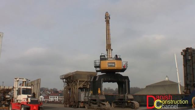 Cat MultiDocker CH74D Material Handler Working On A Harbor смотреть онлайн