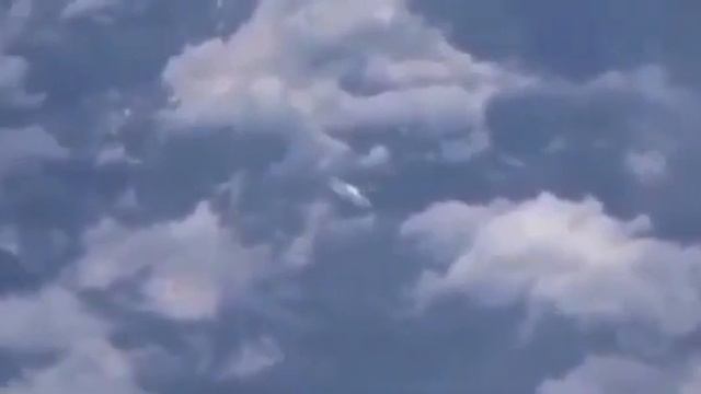 НЛО запечатлено пассажиром самолета смотреть онлайн