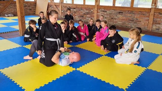 2 Ucieczki z Dosiadu (kiedy przeciwnik jest wyprostowany) - z Obozu BJJ dla Dzieci w Zarzeczu 2023 смотреть онлайн