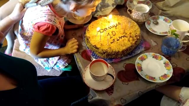 Не задуваемые свечи на торте смотреть онлайн