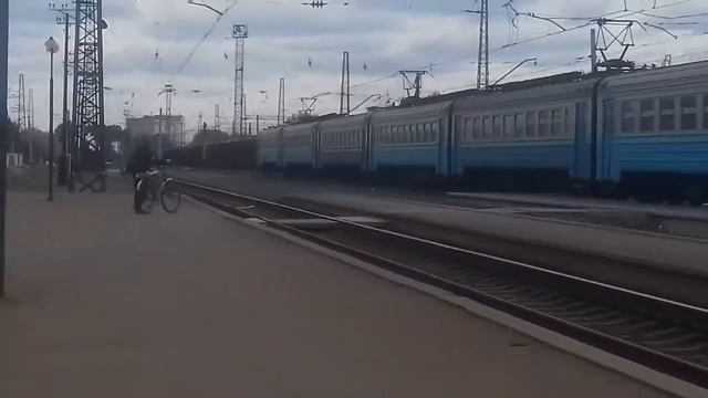 электропоезд ЕР2Р 7033 отправляется на желтый сигнал светофора смотреть онлайн
