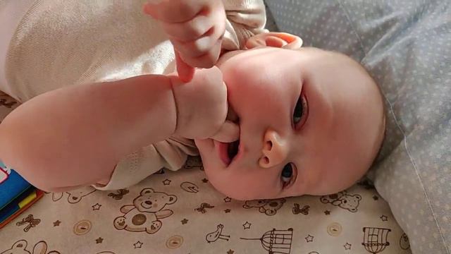 Грызет пальцы смотреть онлайн