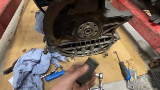 Renault Meglio, preparing the engine for install. смотреть онлайн