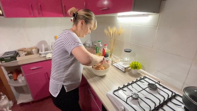 Купили мясо на тушёнку/ Жарим мясо / Вечер после работы смотреть онлайн