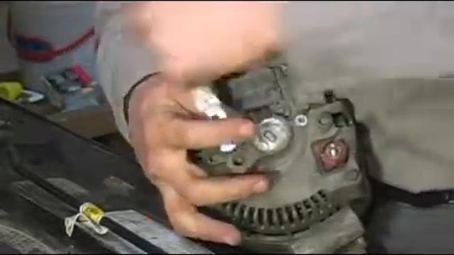 How to Remove the Voltage Regulator from the Alternator смотреть онлайн