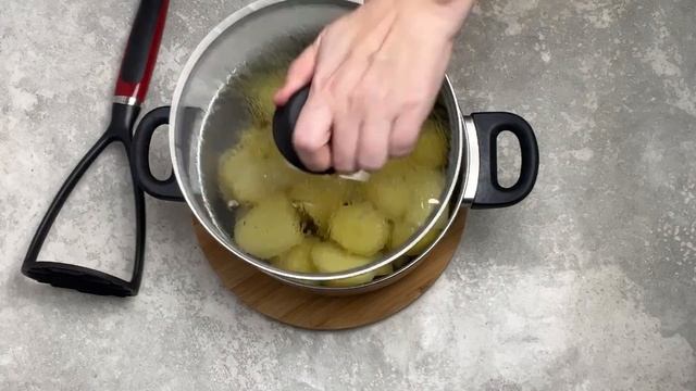 КАК ПРИГОТОВИТЬ ТОЛЧЕНУЮ КАРТОШКУ С МОЛОКОМ? Картофельное пюре с маслом и сыром, очень вкусно! смотреть онлайн