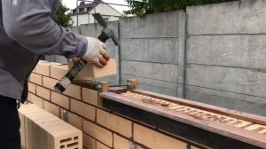 Качественная красивая кладка кирпича на кладочную смесь. Приспособление для кладки кирпича. Смесь.