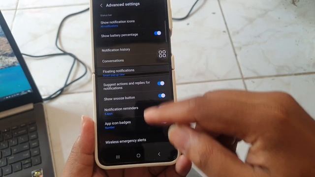 SAMSUNG Galaxy Z Flip 5: How to turn on or off App icon badges (Android 13) смотреть онлайн