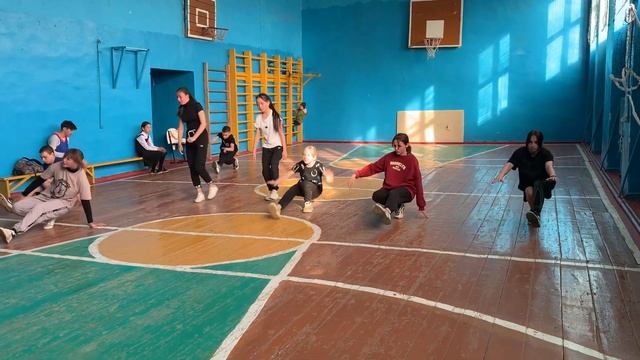 Приседание на одну ногу и на другую смотреть онлайн