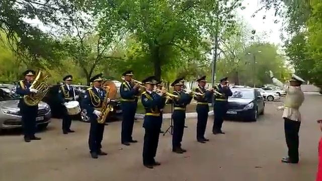 Гвардейцы-музыканты сыграли мелодии военных лет под окнами ветеранов ВОВ в Уральске, часть 1