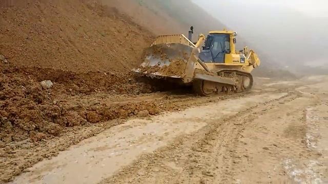KOMATSU бульдозер, очистка дороги смотреть онлайн