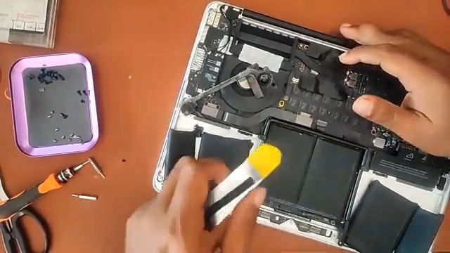 Change Battery Macbook Pro A1502  @Pusat Servis Laptop Muallim 01164609634