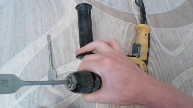 Видео: Как вставлять и доставать перовые сверла из дрели? смотреть онлайн