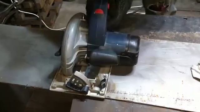 Циркулярка. Режем металл обычной циркуляркой по дереву. Как разрезать ровно лист металла. смотреть онлайн