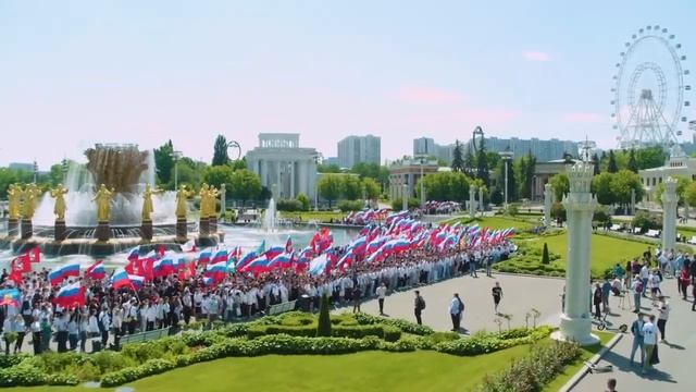 В честь Дня России на ВДНХ более 2500 молодых людей столицы исполнили гимн Российской Федерации!!! смотреть онлайн