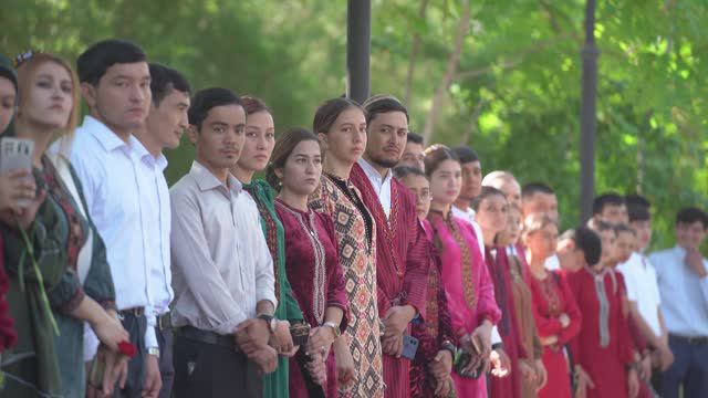 Иностранные студенты АГУ отметили юбилей Махтумкули Фраги смотреть онлайн