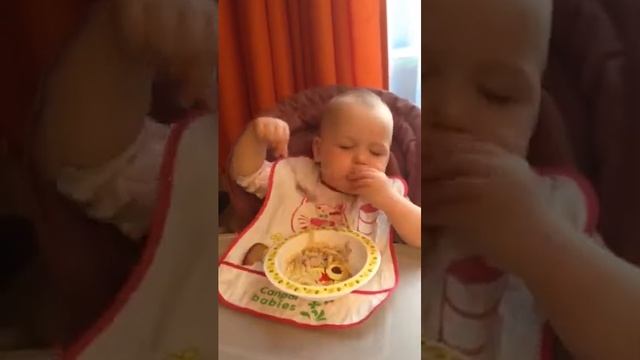 Что больше хочется спать или есть? смотреть онлайн