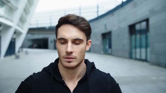 Dog Won't Leave Woman Alone When Husband Discovers Why, He Calls The Police смотреть онлайн