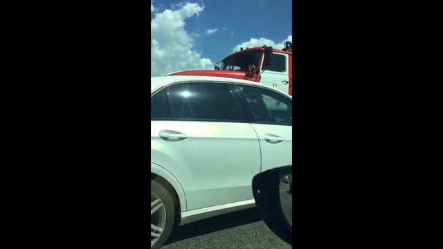 На Россельбане кроссовер на большой скорости влетел под кузов погрузчика