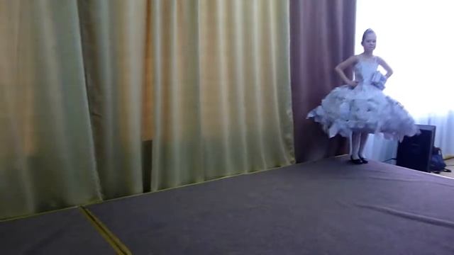 Кулагина Ксения, МБОУ Екатериновская СОШ, Костюм из вторсырья "Королева юбилея" смотреть онлайн