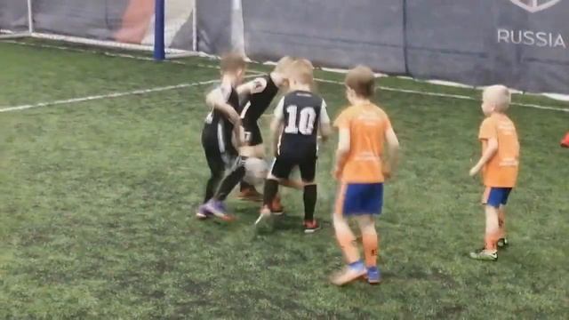 МОЙ ПЕРВЫЙ ВЛОГ!!! (Играл в футбол и получил кубок)