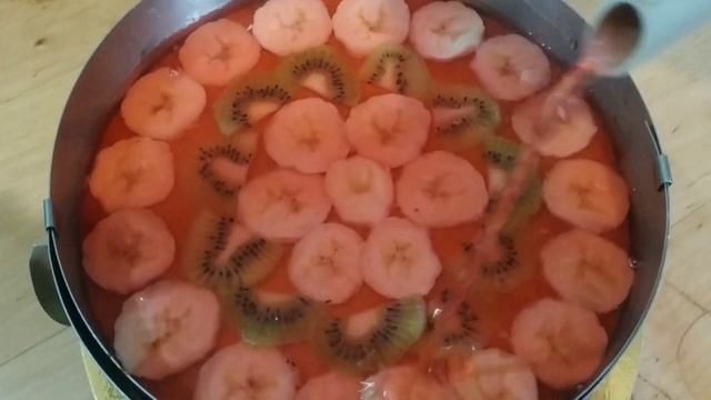 Обожаю этот торт👍 медовик+ фрукты + сметана 😋 пальчики оближешь смотреть онлайн