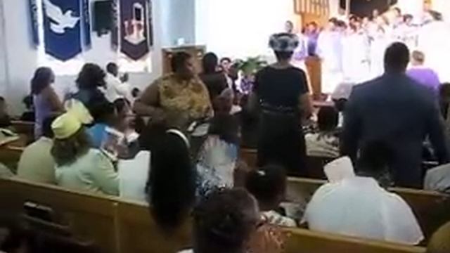 Now THIS is how you play a tambourine!!!! смотреть онлайн