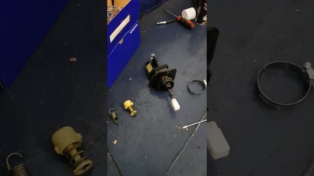 Volvo T5 C30 clutch master cylinder replacement and return spring problem смотреть онлайн