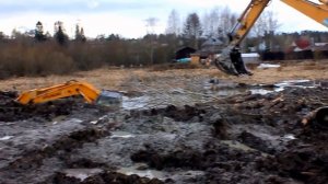 Вытаскивание застрявшего экскаватора из болота