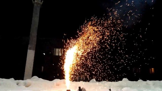 Самодельный огненный фонтан из селитры и угля смотреть онлайн