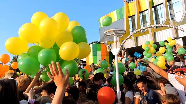 Омск 300. День Города 2016 (28) Давка из-за шариков на открытии фонтана у цирка смотреть онлайн