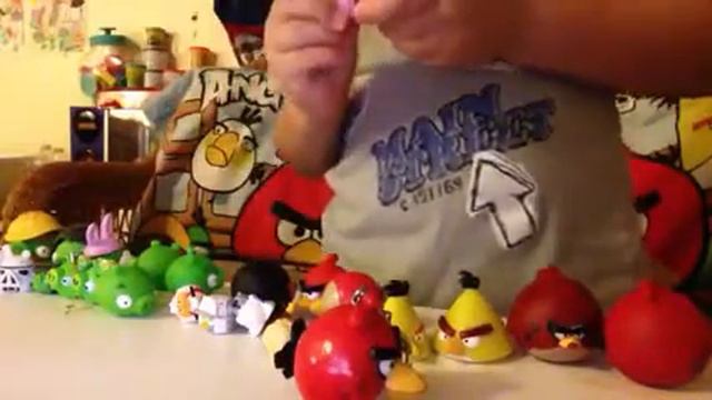 Matthew's Small Angry Birds Toys! смотреть онлайн